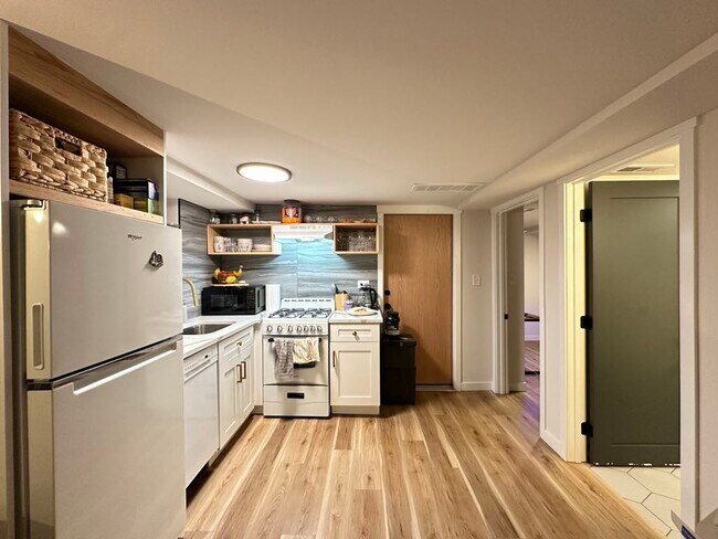 Building Photo - 908 N California Ave