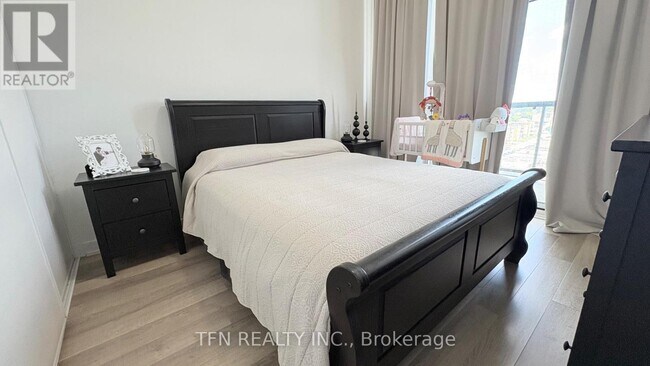 Photo du bâtiment - 1603 Eglinton Ave W