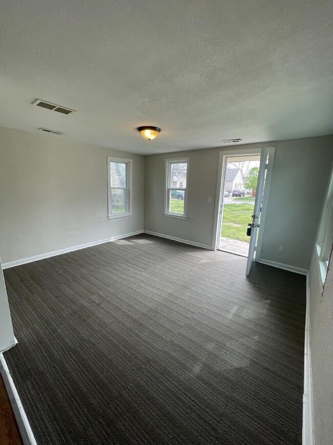 Building Photo - 2 Bedroom and 1 Bath,