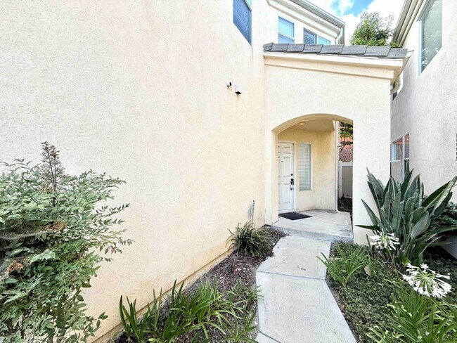 Foto del edificio - Gated Community - Updated Harbor City Townhouse - 3 bed / 2.5 bath