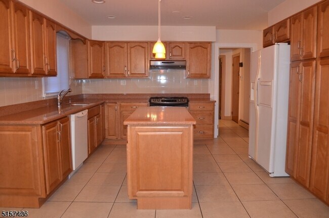 Building Photo - 16 Colonial Ct