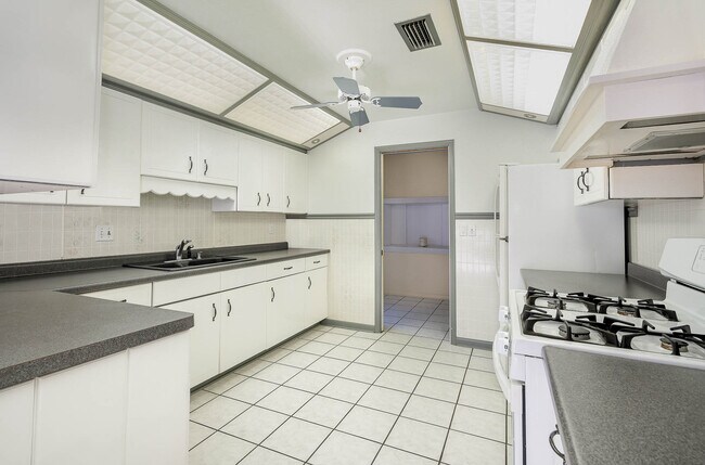 Cocina de gas y mucho espacio de almacenamiento. No incluye lavavajillas. - 2908 Ivy St