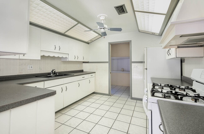 Gas stove and plenty of storage! No dishwasher. - 2908 Ivy St