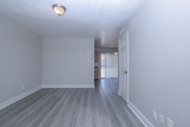 Foto del edificio - 9834 Denning Dr