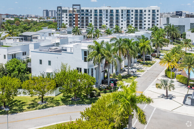 Building Photo - Oasis Park Square at Doral