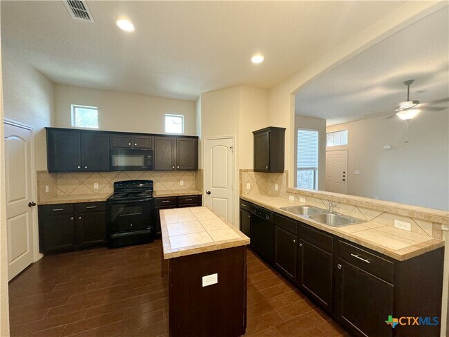 Building Photo - 602 Creekside Cir