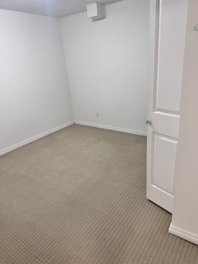 Photo du bâtiment - 3518-3578 78 St NW