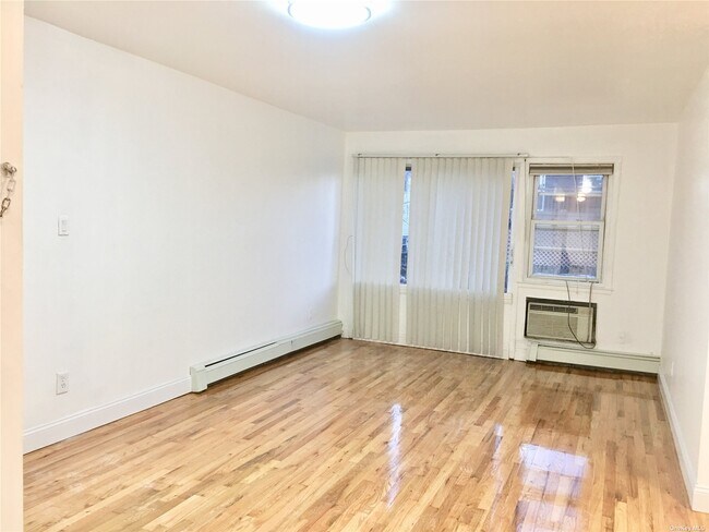 Foto del edificio - 223-06 56th Ave