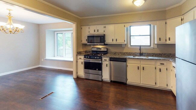 Building Photo - #027 - 24 Fox Chase