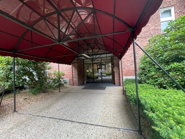 Foto del edificio - 44 Broadlawn Dr