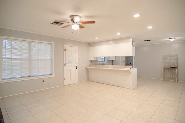 Building Photo - 111 Valencia Dr