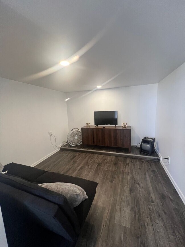 Building Photo - L2-124