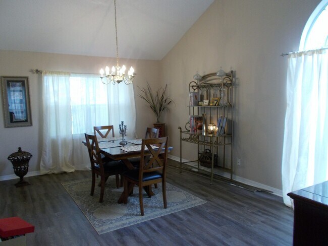 Building Photo - 156 Silverwood Dr
