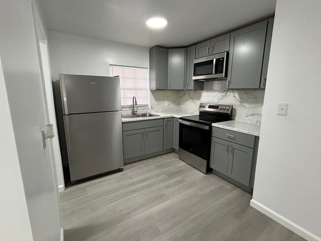 Foto del edificio - 329 W Aztec Ave