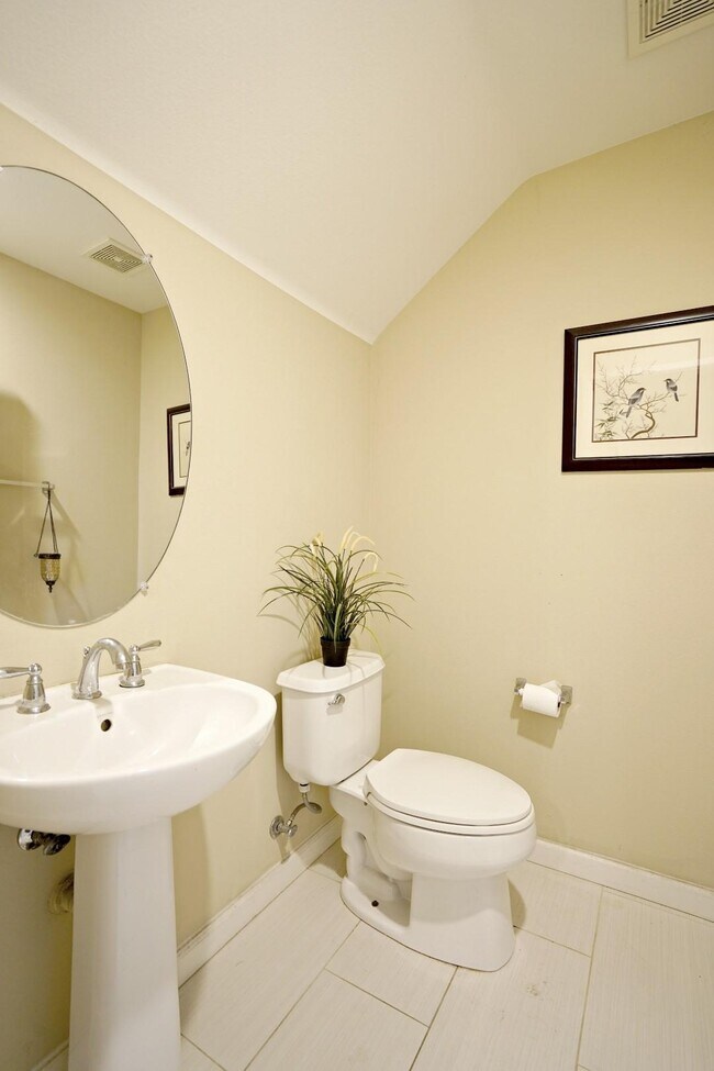 Powder Room - 4197 Via Viola