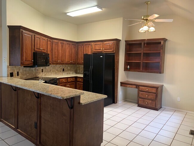 Foto del edificio - Beautiful granite and tile backsplash to update the large kitchen. 3 bedrooms + an office, large ...