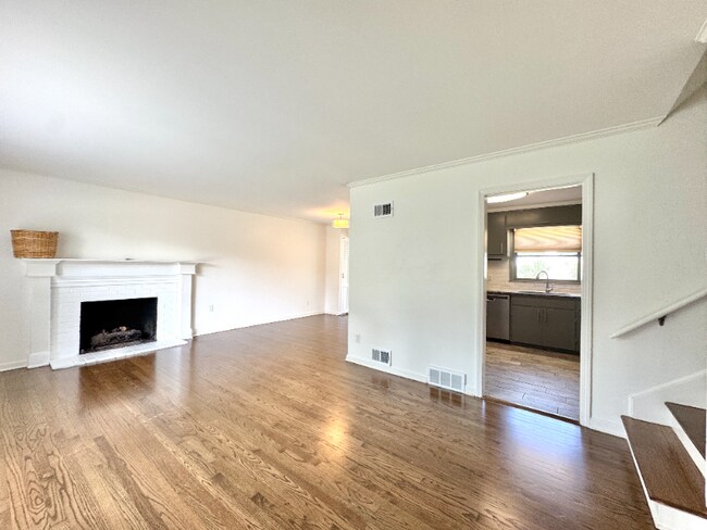 Foto del edificio - 8011 Reinhardt Ln