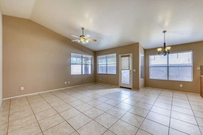 Foto del edificio - 21634 N 44th Pl