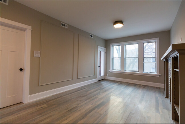 Building Photo - 3549 N Hamlin Ave