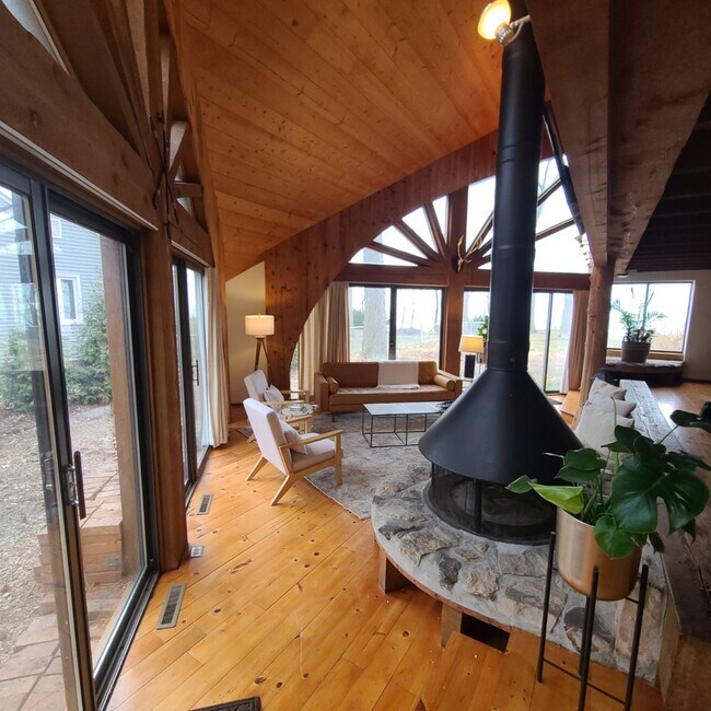 Foto del edificio - 25140 Lake Rd