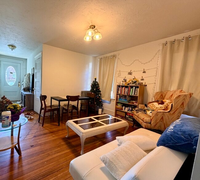 Foto del edificio - 91 Academy Hill Rd