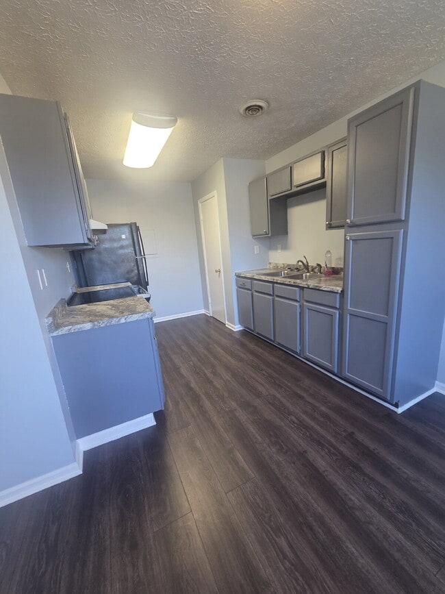 Building Photo - Cozy 1 Bedroom Retreat with Stylish LVP Flooring
