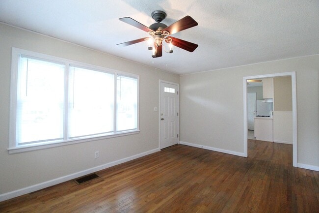 Building Photo - 2 Bedroom 1 Bath Home in Roeland Park