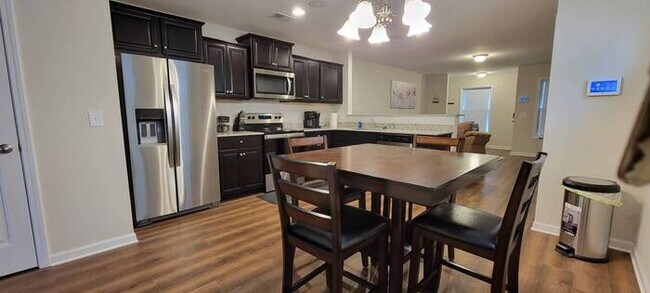 Building Photo - Furnished rental