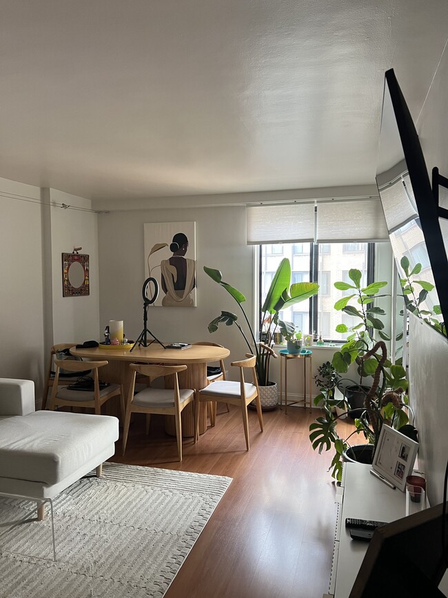 Photo - 1420 N St NW Apartment