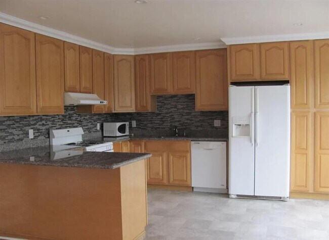 Building Photo - Sweet Lovely Home