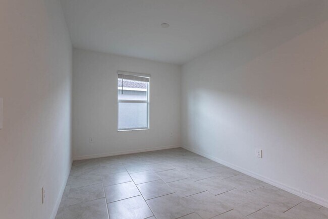 Building Photo - Brand New 6 Bedroom