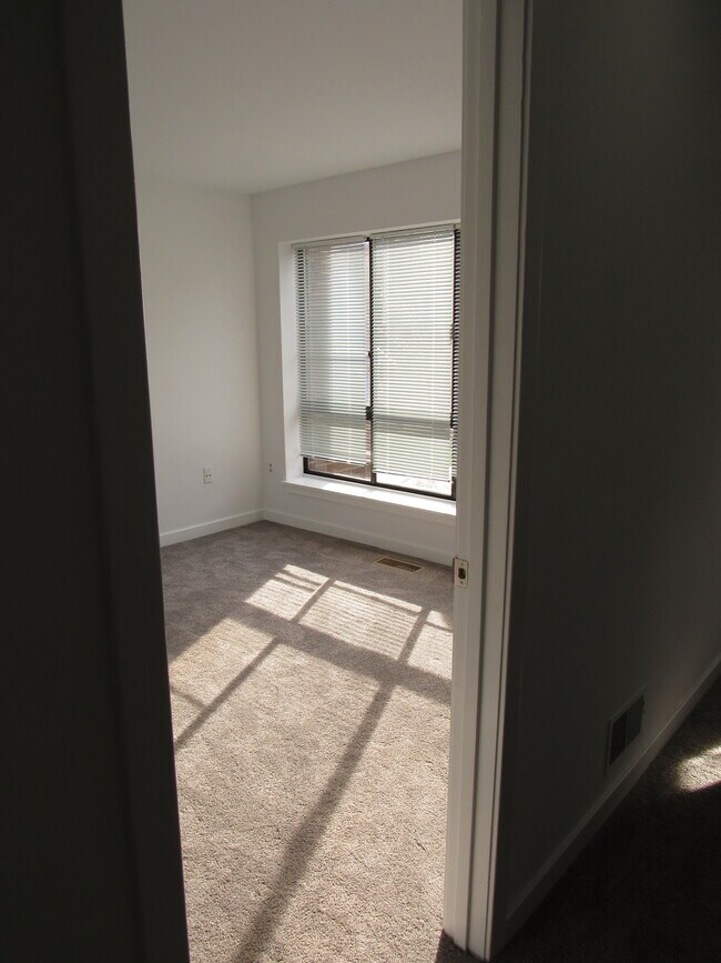 Building Photo - 3153 Hawthorne Dr NE