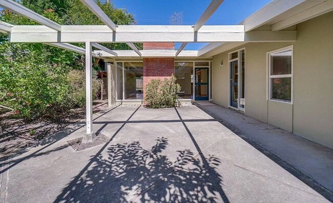 Foto del edificio - 3 Bed 2 Bath Home w/ Bonus Room in Palo Alto.