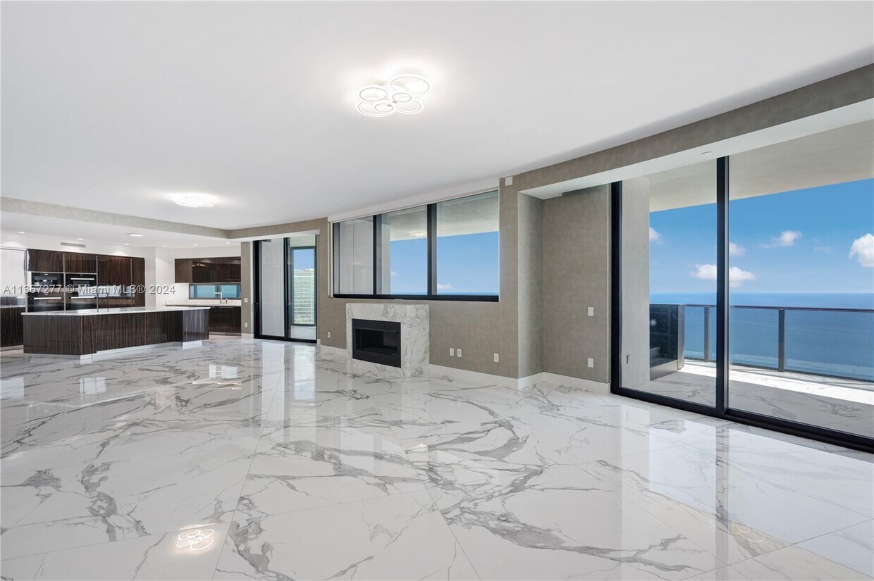 Foto principal - 18555 Collins Ave