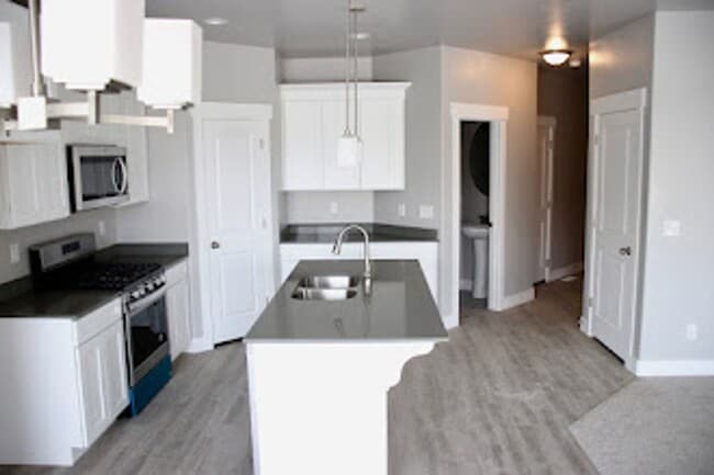 Building Photo - ? Beautiful 4 Bed / 2.5 Bath Townhome in The Exchange – Lehi