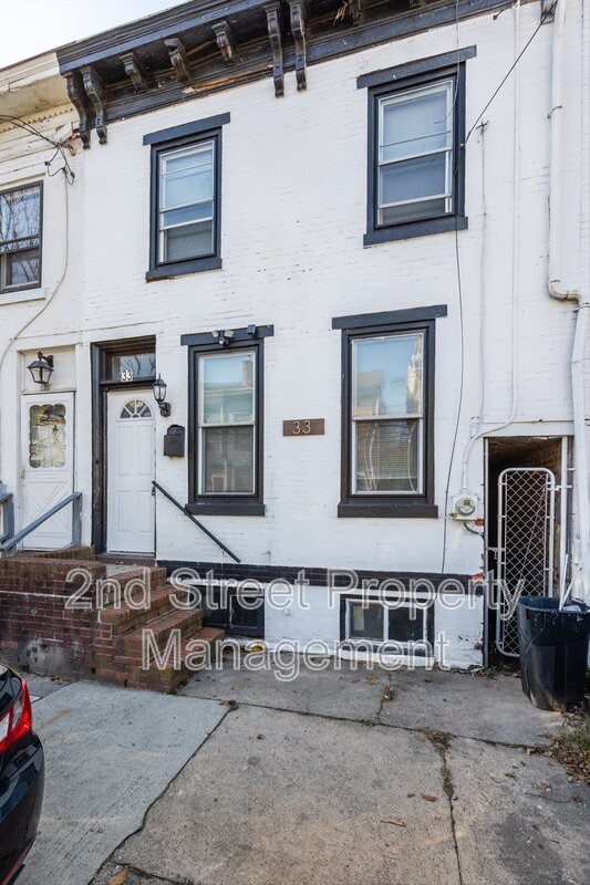 Building Photo - 33 Oak St