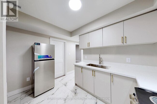 Building Photo - 195 Balmoral Ave N