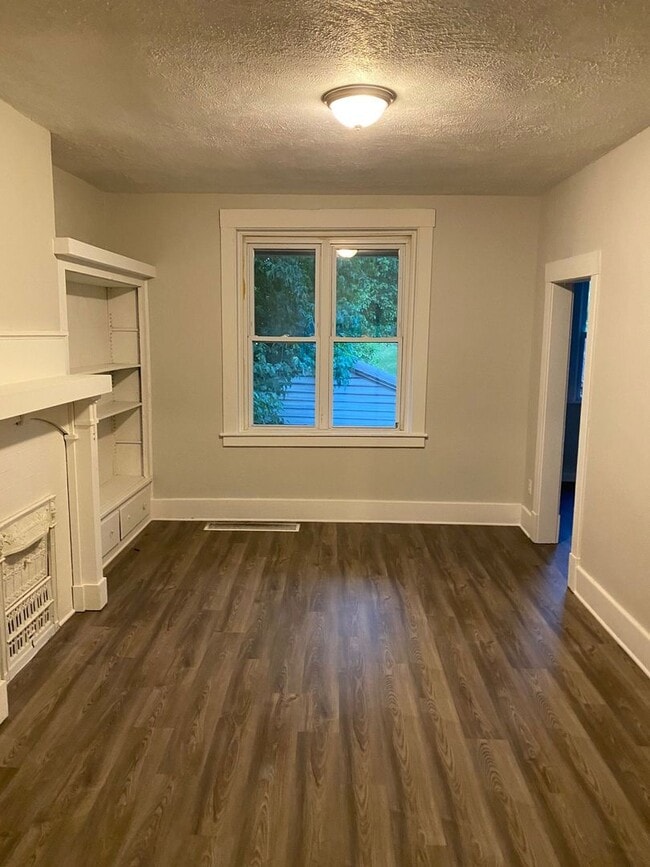 Building Photo - Wonderful 5BD/ 1 1/2 BA Single Family Home...