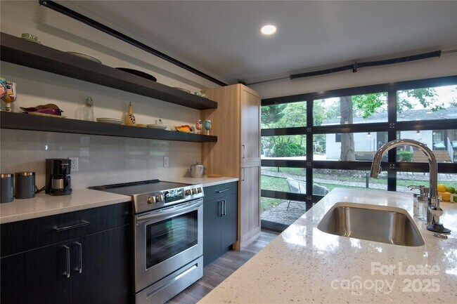 Foto del edificio - 3945 Rockfern Rd