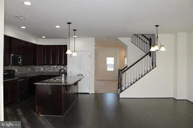 Building Photo - 5221 Sable Ct
