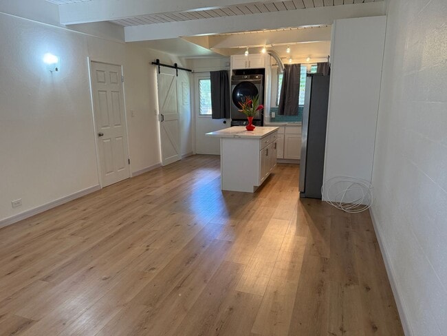 Foto del edificio - Updated Kahala Townhome – Pool, Parking & ...