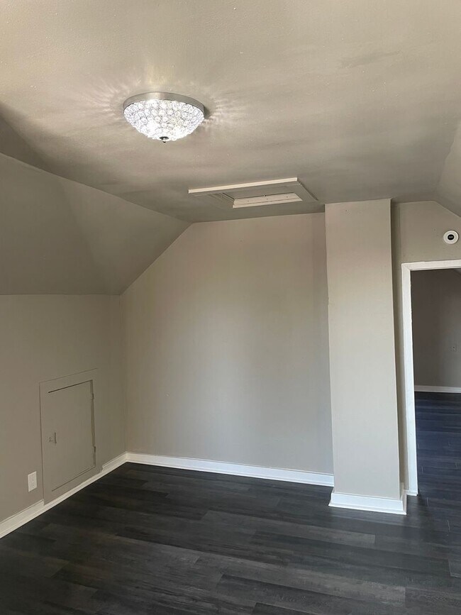 Building Photo - 4-Bd Single Family in Riverwest. *Brand new renovations*