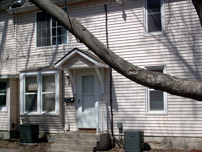 Private entrance- Lives like a house! - 721 Wilson Ave