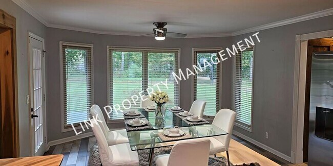 Building Photo - Exceptional 5-Bedroom Home with Luxury Out...