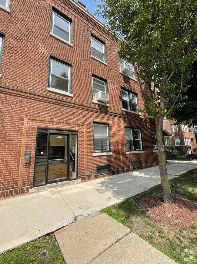 Building Photo - 2360 W Dickens Ave