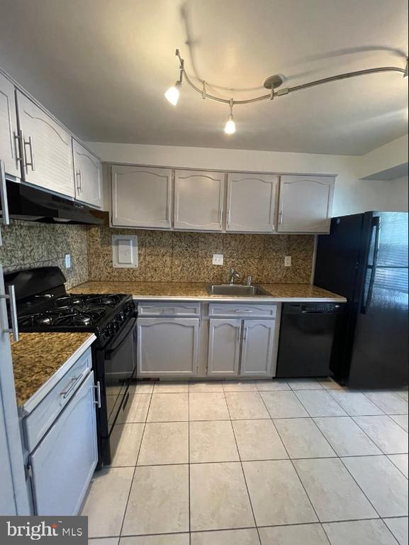Foto del edificio - 6038 Westchester Park Dr