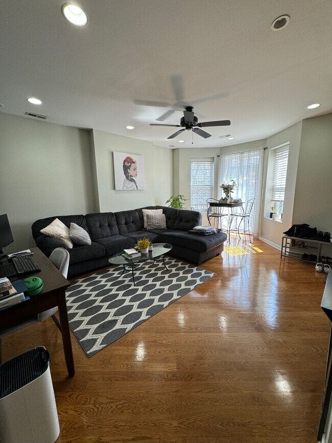 Living room - 1906 W Estes Ave