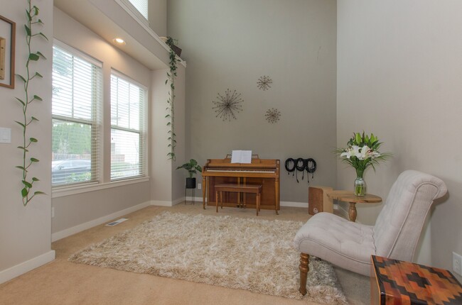Building Photo - Large 3 bdrm / 2.5 bath with open floor pl...