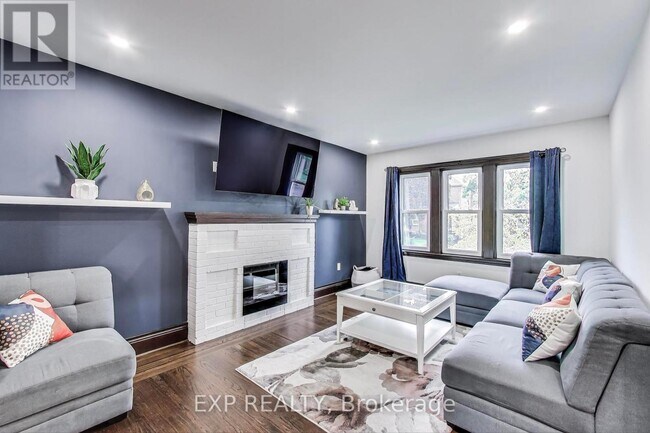 Building Photo - 71 Huxley Ave S