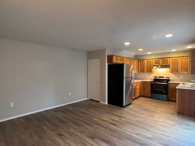 Building Photo - BIGGER and BETTER ONE BEDROOM in Hazelwood - Available June 1st - REMAINDER of JUNE RENT FREE - C...
